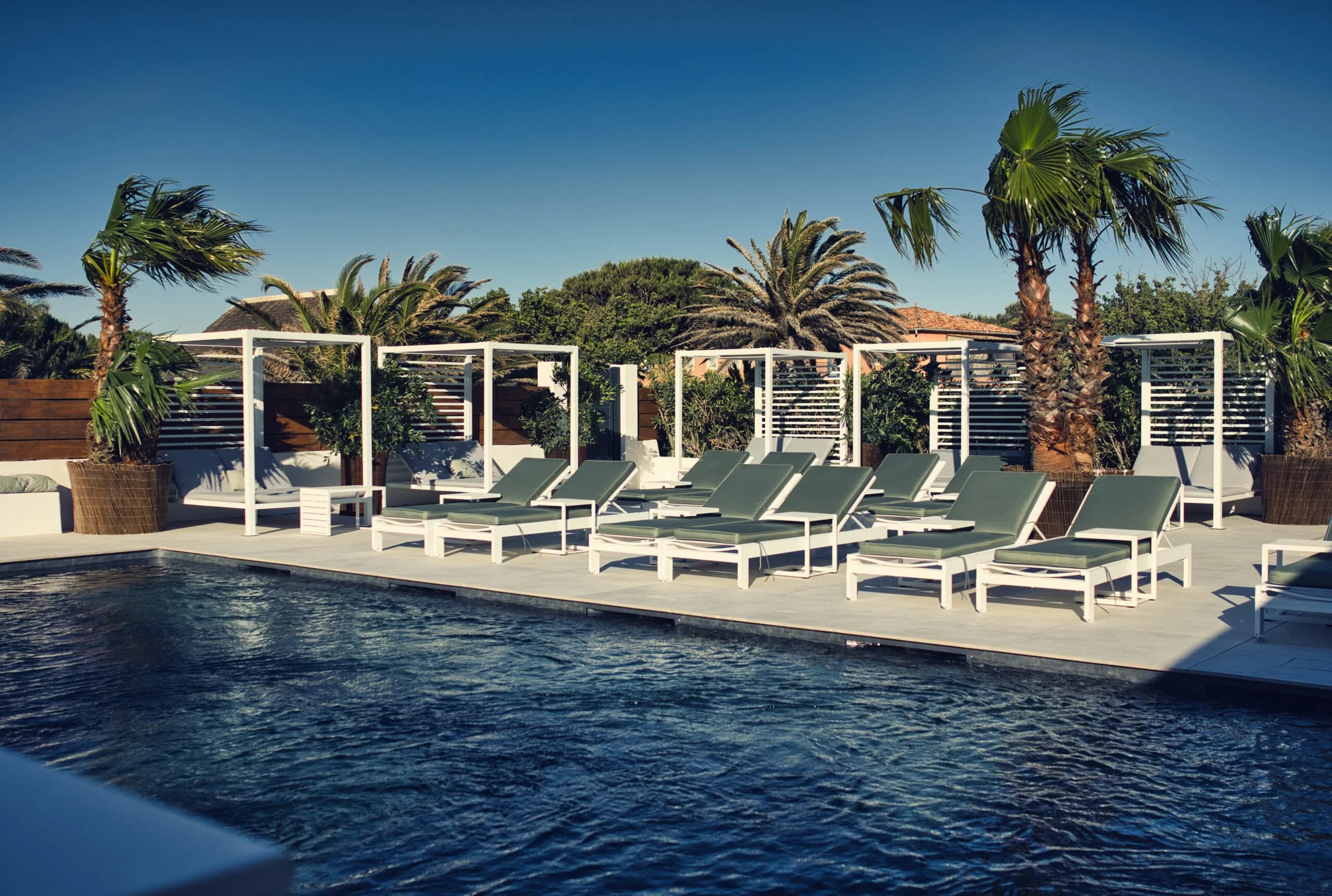 La Paillote Piscine — piscine et transats face aux Corbières