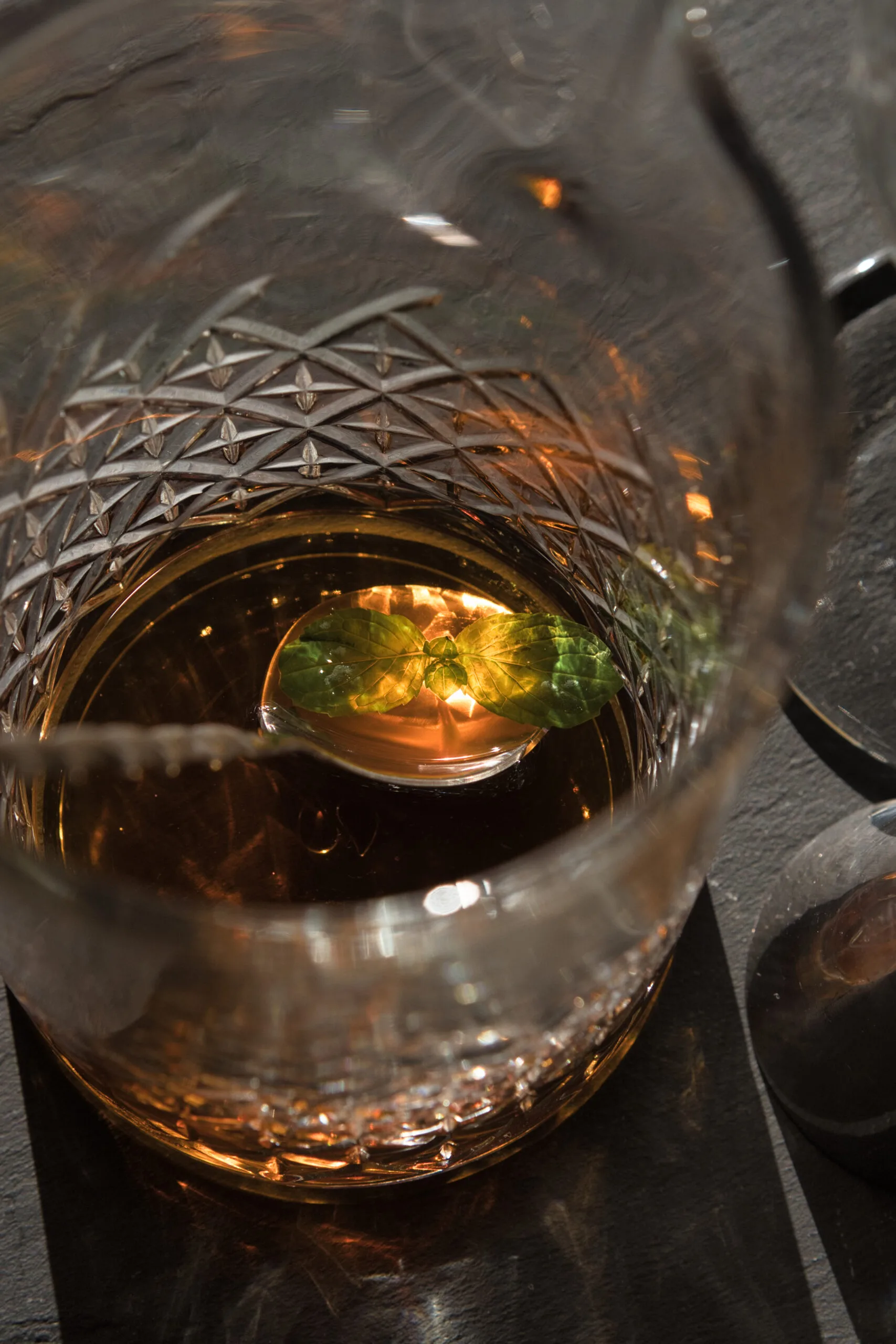 Cocktail signature dans un verre en cristal — bar Villa Arsene