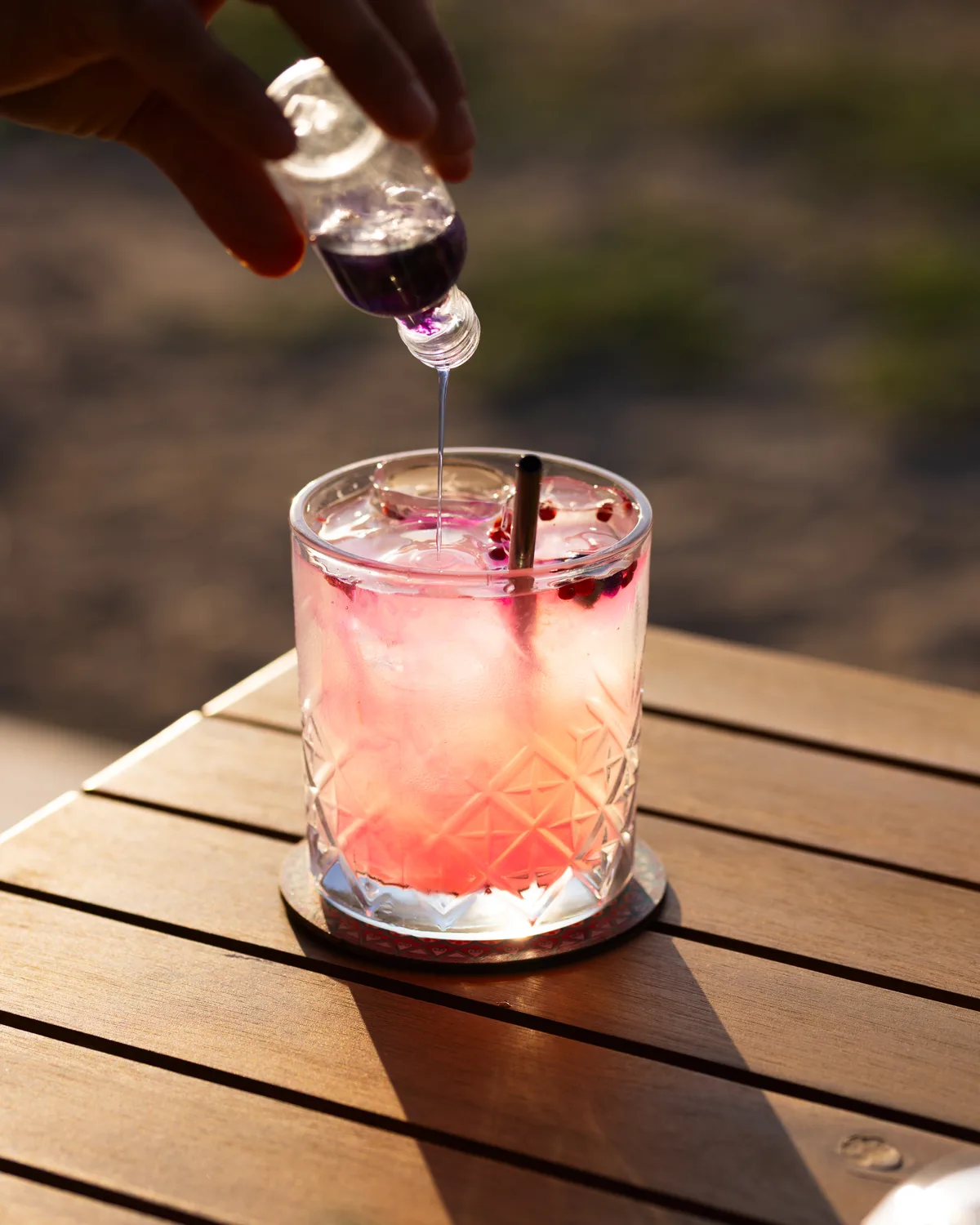 Cocktail signature au bord de la piscine — paillote Villa Arsene