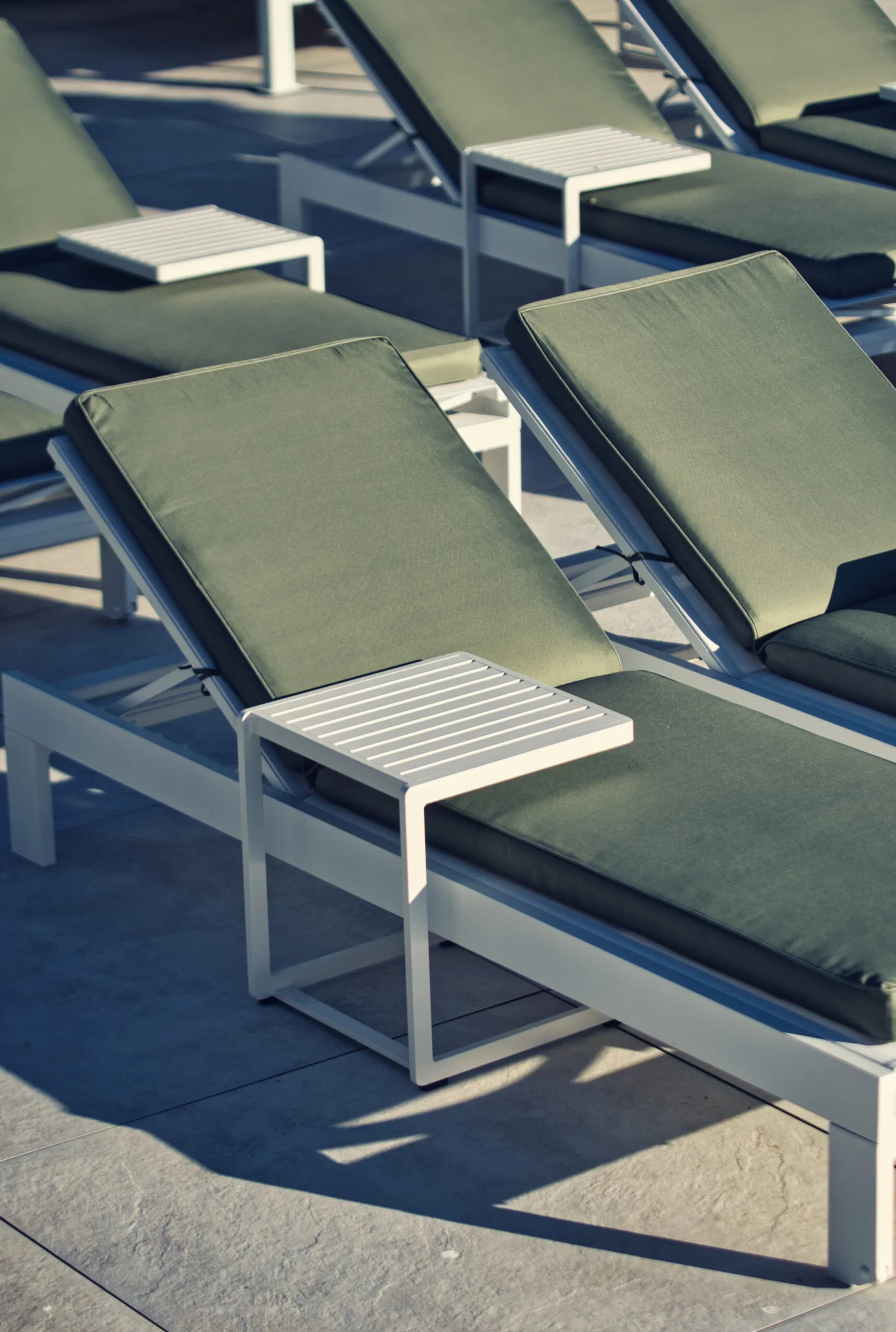 Transats sauge et beds au bord de la piscine — paillote Villa Arsene